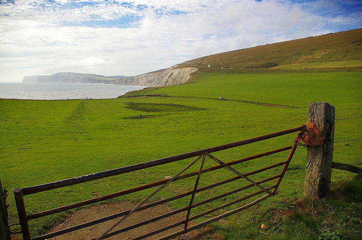 green grass field, landscape, sky, fence, cliff, HD wallpaper
