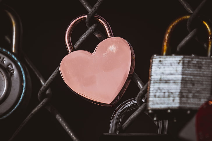 Kłódka metalowa różowa w kształcie serca, kłódka, serduszko, różowa, Tapety HD