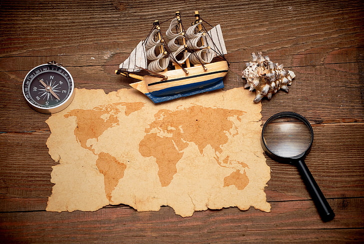 Segelschiff, Lupe, Muschelschale, Kompass und Karte, Holz, Segelschiff, Lupe, Kompass, Weltkarte, HD-Hintergrundbild