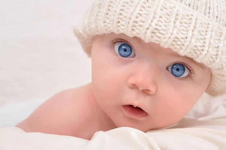 gorro de punto blanco, bebé feliz, ojos azules, niños, bebé, niño, Fondo de pantalla HD