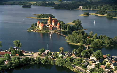 castello beige e rosso vicino al corpo idrico, Lituania, castello, lago, Trakai, Sfondo HD HD wallpaper