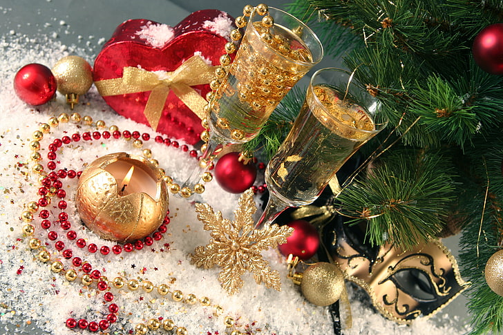 золотые и красные безделушки, зима, снег, украшения, снежинки, праздник, сердце, свечи, Рождество, чашка, подарки, шампанское, с новым годом, с Рождеством, бокалы, новогодняя елка, снежинка, свеча, украшения, HD обои