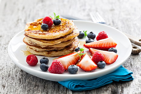 pancake and berries, berries, raspberry, food, blueberries, strawberry, honey, plate, pancakes, HD wallpaper HD wallpaper