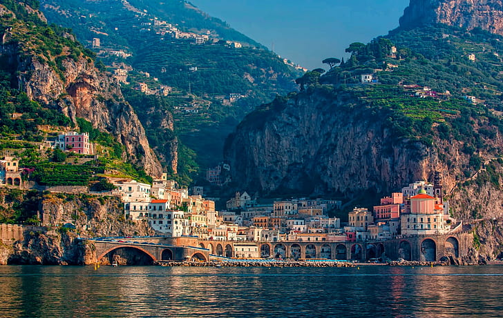 Italien stad i berg, byhus nära kropp av vattenlandskap, Italien, berg, hav, radhus, HD tapet