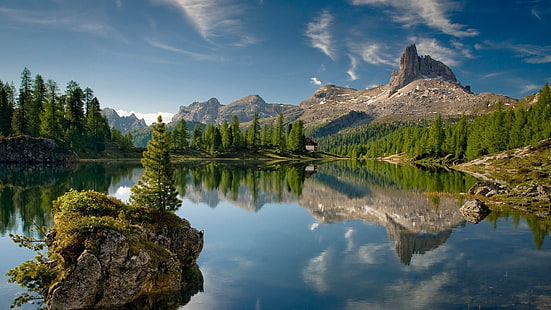 claro y tranquilo cuerpo de agua rodeado de árboles, lago, roca, montañas, paisaje, Canadá, naturaleza, agua, reflexión, nubes, árboles, Fondo de pantalla HD HD wallpaper