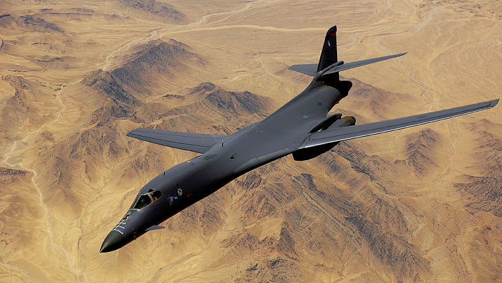 черен боен самолет над сива пустиня през деня, B-1, Lancer, свръхзвуков, стратегически бомбардировач, Rockwell, ВВС на САЩ, Boeing, HD тапет