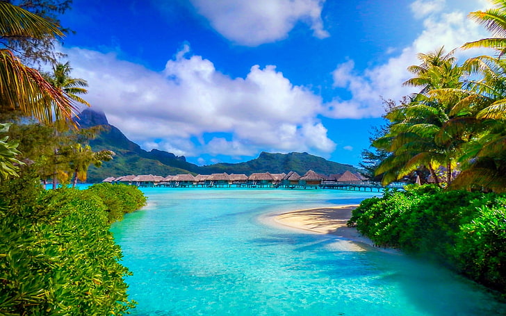 braune Holzhütten, Bora Bora, Französisch-Polynesien, Natur, Landschaft, Strand, Meer, Palmen, Insel, Resort, Sommer, tropisch, Berge, HD-Hintergrundbild