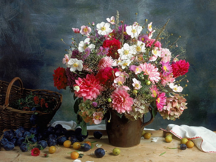 centrotavola di fiori rosa e bianchi, crisantemi, fiori, bouquet, vaso, prugne, natura morta, Sfondo HD