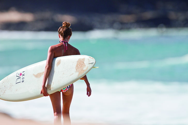 szara deska surfingowa, plaża, dziewczyna, ocean, sport, blondynka, surfing, deska, Tapety HD