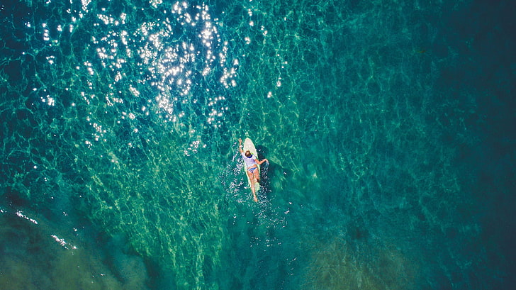 Luftaufnahme der Frau auf gelbem Surfbrett in Meer, Natur, Meer, Surfen, Frauen, HD-Hintergrundbild