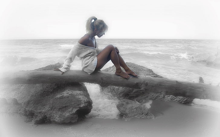 women, blurred, selective coloring, women on beach, blonde, tanned, ponytail, barefoot, minidress, cleavage, HD wallpaper