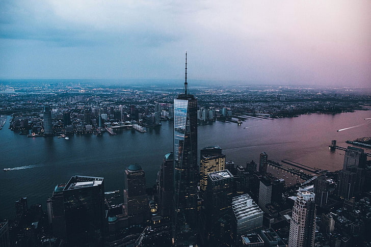 сива сграда, структурна фотография на Empire State Building, градски пейзаж, One World Trade Center, изглед с хеликоптер, Ню Йорк, Манхатън, река, лодка, HD тапет