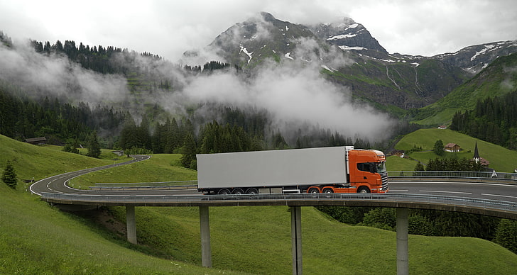 Camión de carga naranja y blanco, Naturaleza, Nubes, Montañas, Puente, Hierba, Naranja, Camión, Scania, Tractor, El remolque, R500, Línea superior, Refrigerador, Fondo de pantalla HD
