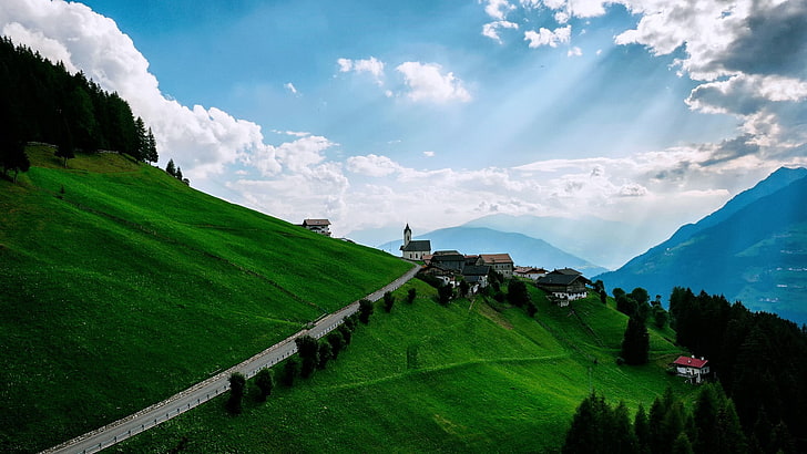 champ d'herbe verte, paysage, village, montagnes, Alpes, église, Fond d'écran HD
