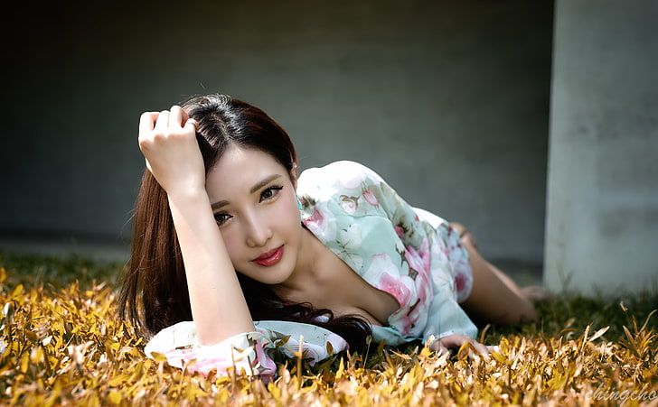 Schönes asiatisches Mädchen, weißes und rotes Blumenhemd der Frauen, Mädchen, Mädchen, schön, Leute, Junge, Schönheit, Asiat, aufwerfend, bezaubernd, depthoffield, HD-Hintergrundbild