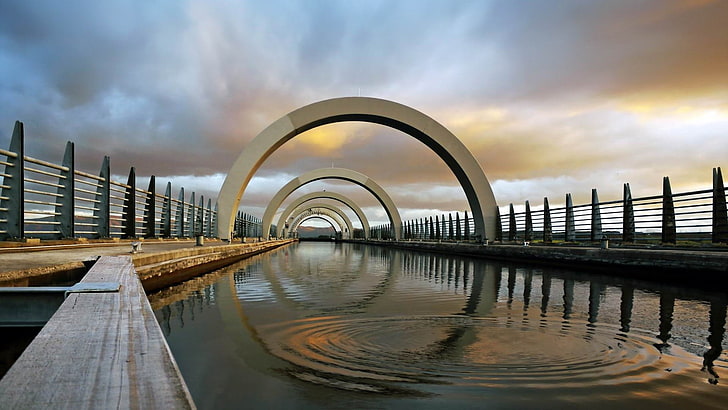 Beige Holzbrett, Architektur, Wasser, Kanal, Räder, Falkirk Wheel, Schottland, UK, Reflexion, Zaun, Wolken, Bogen, Wellen, HD-Hintergrundbild