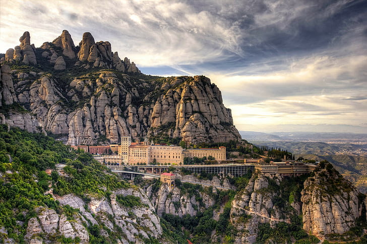 Santa Maria de Montserrat Manastırı, İspanya, Barcelona, ​​kahverengi rock dağ, İspanya, bulutlar, manzara, dağlar, doğa, Barcelona, ​​Santa Maria de Montserrat Manastırı, katedral, HD masaüstü duvar kağıdı