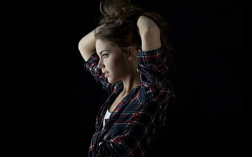женская черная, серая и красная клетчатая спортивная рубашка, Ксения Кокорева, лицо, модель, женщины, руки вверх, клетчатая рубашка, профиль, HD обои HD wallpaper