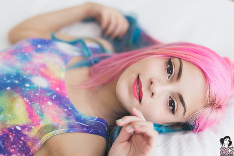 Satin Suicide, Suicide Girls, women, model, face, pink hair, fake eyelashes, pink lipstick, brown eyes, lying on back, in bed, looking at viewer, HD wallpaper HD wallpaper
