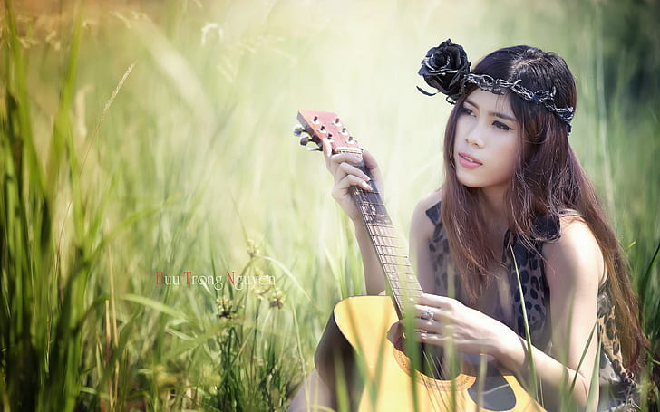 Piękna azjatycka dziewczyna, gitara, muzyka, trawa, kobieta w koszuli jaguara bez rękawów, trzymając gitarę akustyczną, piękna, Azjatka, dziewczyna, gitara, muzyka, trawa, Tapety HD