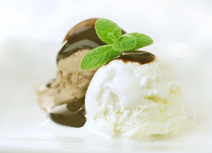 ไอศกรีมครีมและช็อกโกแลตไอศกรีมลูกโป่งใบไม้พื้นหลังสีขาว, วอลล์เปเปอร์ HD