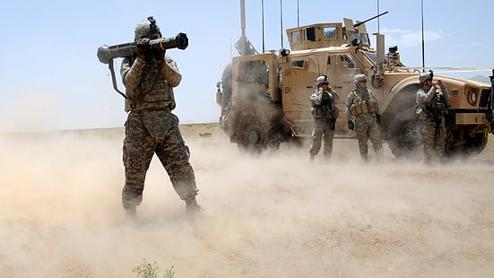 quatro soldados perto de veículo bege na sobremesa, lançador de foguetes, soldado, disparo, AAV, APC, AFV, veículo, areia, deserto, HD papel de parede HD wallpaper
