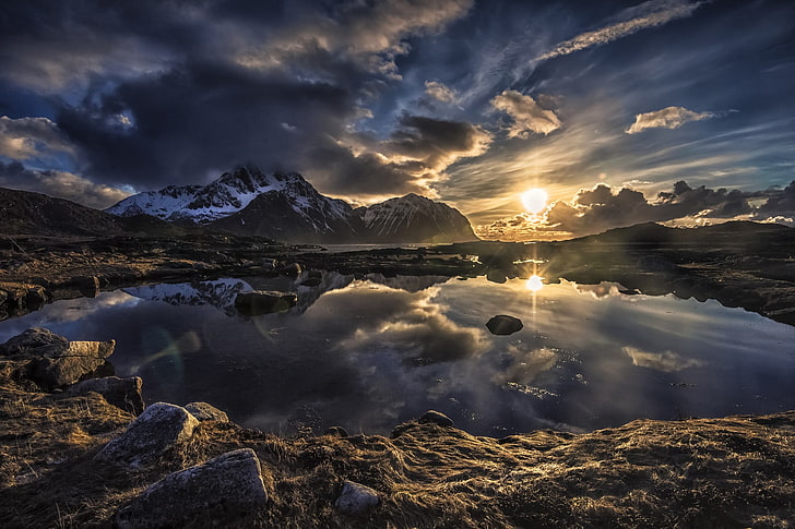 petit plan d'eau, Lofoten, Norvège, coucher de soleil, montagnes, nuages, lac, pic enneigé, eau, paysage, nature, Fond d'écran HD