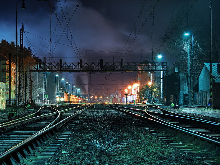 järnvägsstation under natt tapeter, järnväg, järnvägsövergång, tåg, HD tapet