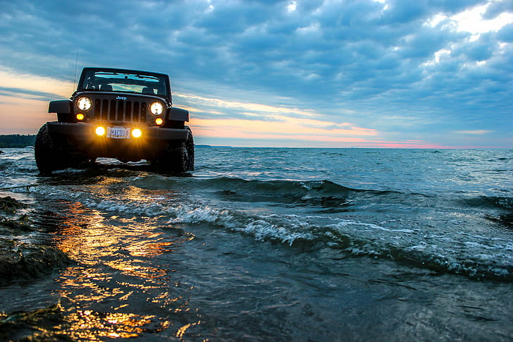 Foto de Jeep Wrangler negro, Jeep Wrangler, foto, jk, rueda negra, llantas, neumáticos, kit de elevación, levantado, playa, barro, puesta de sol, lago sunrise, cielo de agua, mar, naturaleza, Fondo de pantalla HD