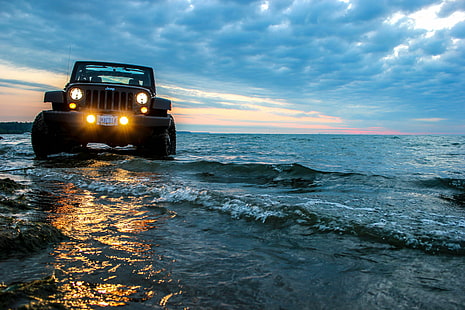 Foto di Jeep Wrangler nera, Jeep Wrangler, foto, jk, ruota nera, cerchioni, pneumatici, kit di sollevamento, sollevato, spiaggia, pista di fango, tramonto, lago alba, cielo dell'acqua, mare, natura, Sfondo HD HD wallpaper