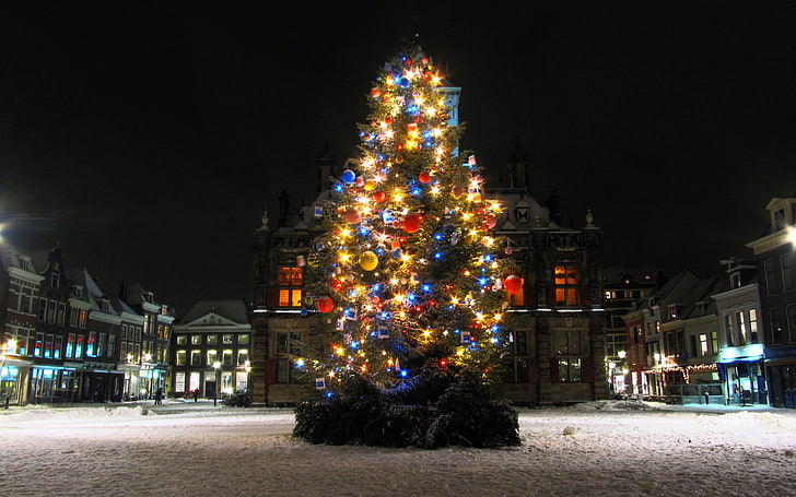 Коледно дърво със светлини, Делфт, Коледа, сняг, елха, коледни орнаменти, HD тапет