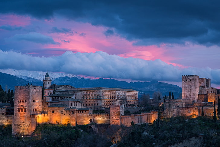 budynki z szarego betonu, krajobraz, zamek, chmury, wzgórza, drzewa, Hiszpania, zachód słońca, góry, stary budynek, światła, Alhambra, Tapety HD