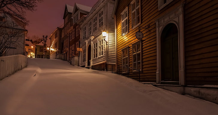 жълта дървена къща, природа, зима, сняг, Норвегия, град, къща, нощ, светлини, хълмове, дървета, ограда, улица, пейзаж, спокоен, HD тапет