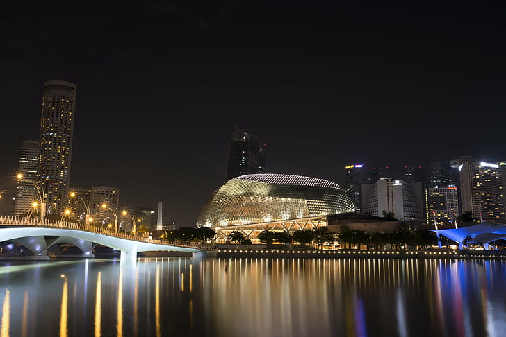 горизонт города возле моста в ночное время, сингапур, сингапур, театр эспланада, сингапур, горизонт, город, ночь, театр эспланада, юбилейный мост, ночной снимок, вода, длительная выдержка, nikon d800, пески пристани для яхт, мбс, широкий угол, низкий свет, городской пейзаж, ночь, архитектура, азия, известное место, городской горизонт, городская сцена, отражение, HD обои