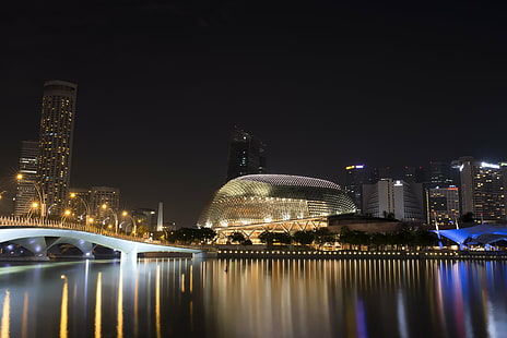 горизонт города возле моста в ночное время, сингапур, сингапур, театр эспланада, сингапур, горизонт, город, ночь, театр эспланада, юбилейный мост, ночной снимок, вода, длительная выдержка, nikon d800, пески пристани для яхт, мбс, широкий угол, низкий свет, городской пейзаж, ночь, архитектура, азия, известное место, городской горизонт, городская сцена, отражение, HD обои HD wallpaper
