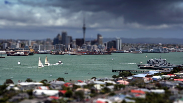 городской побег, вид на здания и водоем, сдвиг наклона, лодка, река, городской пейзаж, облака, Окленд, HD обои