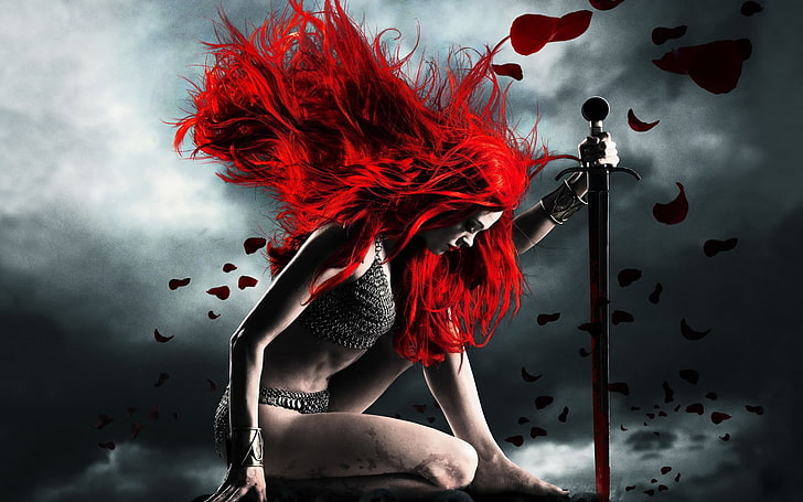 femme tenant une épée avec un fond d'écran de cheveux roux, fille, rouge, épée, courrier, soumission, Sonja rouge, Fond d'écran HD