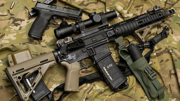 fusil d'assaut noir et beige et pistolet noir, arme à feu, militaire, ar15, lunette de visée, fusil d'assaut, arme de poing, Fond d'écran HD