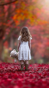 秋の悲しい孤独な少女、少女の白いひも付きキャップスリーブドレス、赤ちゃん、秋、森、テディ、悲しみ、一人、 HDデスクトップの壁紙 HD wallpaper