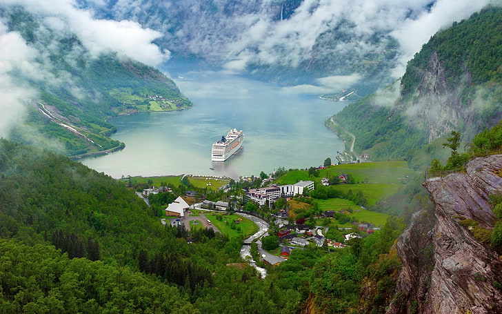 paysage de forêt, Norvège, nature, paysage, rivière, lac, bateau, bateau de croisière, nuages, montagnes, forêt, arbres, Geiranger, Fond d'écran HD