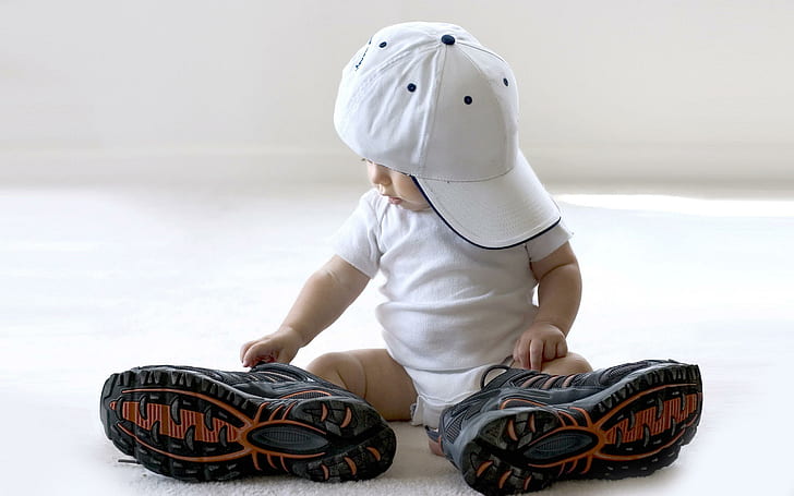 Bebé con zapatos grandes, divertido, bebé, con zapatos, Fondo de pantalla HD