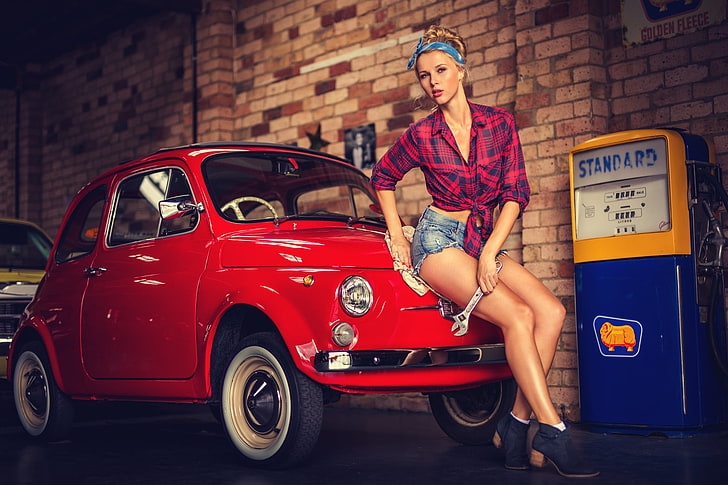 czerwony FIAT 500 3-drzwiowy hatchback, dziewczyna, kluczyk, blondynka, kolumna, samochód, Tapety HD