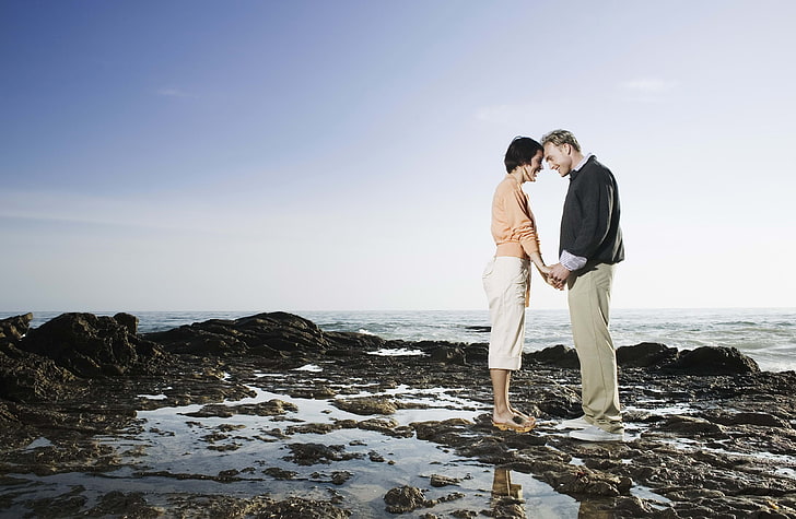 мъж и жена, стоящи близо до море тапет, мъж, жена, ръце, любов, море, HD тапет