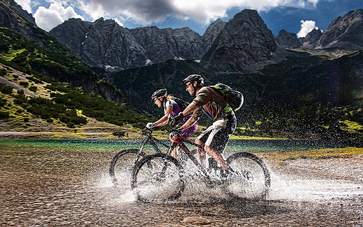 due biciclette hardtail nere, alpi, ciclisti, spray, montagne, Sfondo HD