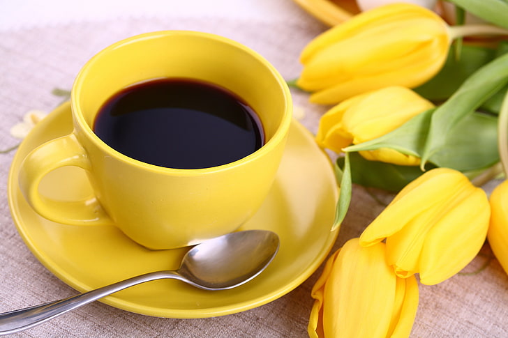 taza de café de cerámica amarilla con platillo, flores, café, taza, tulipanes, amarillo, desayuno, Fondo de pantalla HD