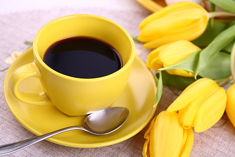 желтая керамическая кружка кофе с блюдцем, цветы, кофе, чашка, тюльпаны, желтый, завтрак, HD обои HD wallpaper