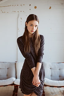 vestido gris de manga larga para mujer, modelo, mujer, tomados de la mano, mirando al espectador, cabello largo, Fondo de pantalla HD HD wallpaper