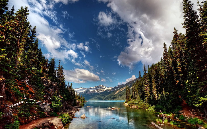 tranquilo cuerpo de agua a través de las montañas, lago, río, cielo, nubes, Fondo de pantalla HD