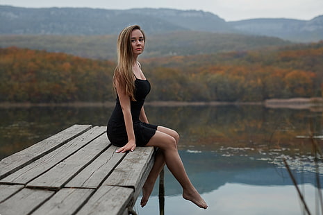 блондинка, жени, черна рокля, жени на открито, седнали, езеро, портрет, HD тапет HD wallpaper