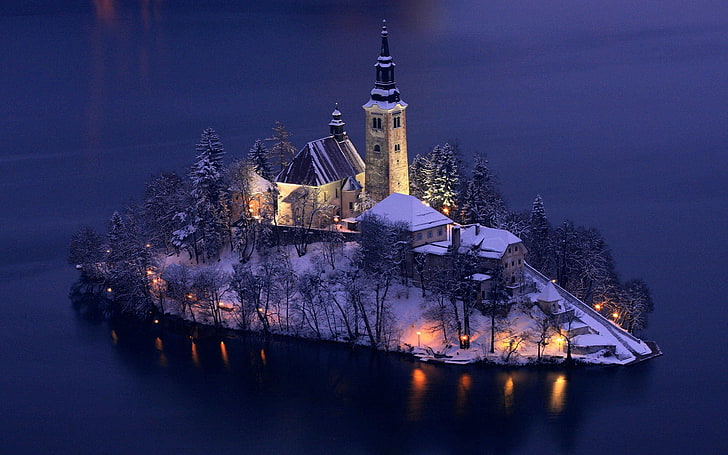 Castillo pintado de blanco y gris, isla, iglesia, Eslovenia, Fondo de pantalla HD